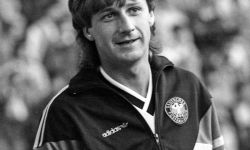 الموت يغيب فرانك ميل أسطورة دورتموند بنوبة قلبية مفاجئة